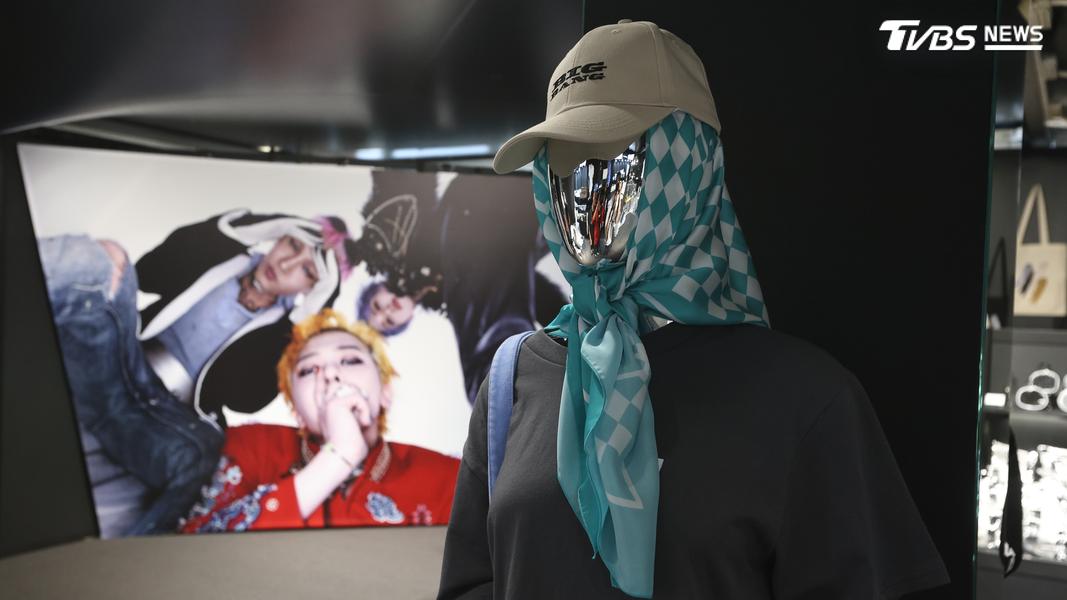 將棋盤格絲巾與黑色老帽相互搭配,輕鬆打造專屬的街頭時尚。(圖/張哲鳴攝)