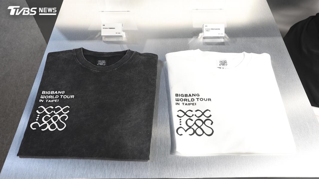經典款黑白對比T-SHIRT,以俐落線條傳遞專屬巡演的視覺元素,也是台北限定周邊。(圖/張哲鳴攝)