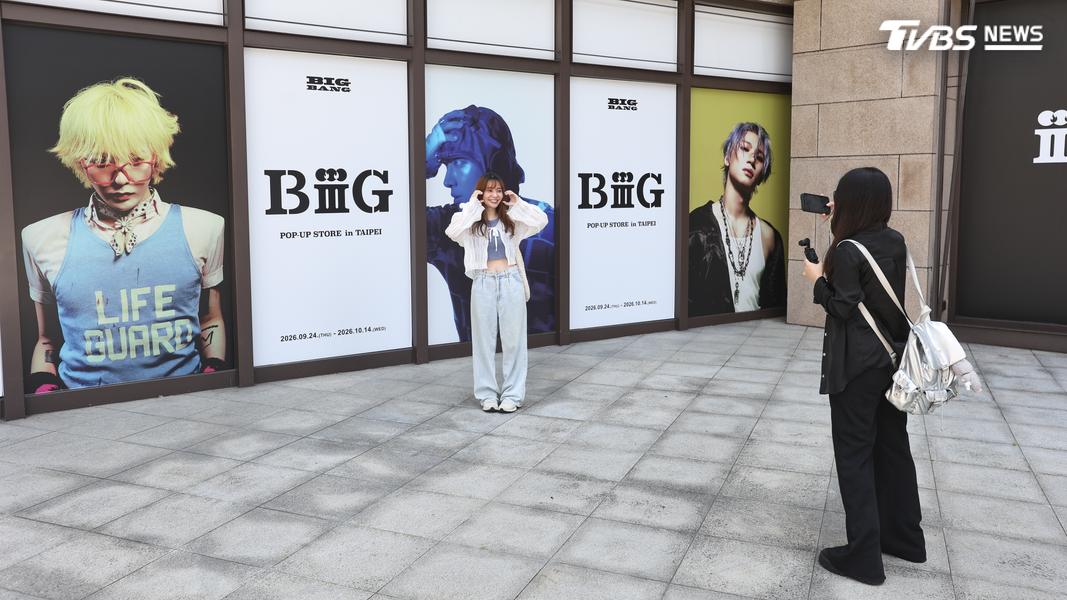 店外的成員巨幅海報外牆,成為現場人氣最高的互動打卡景點。(圖/張哲鳴攝)