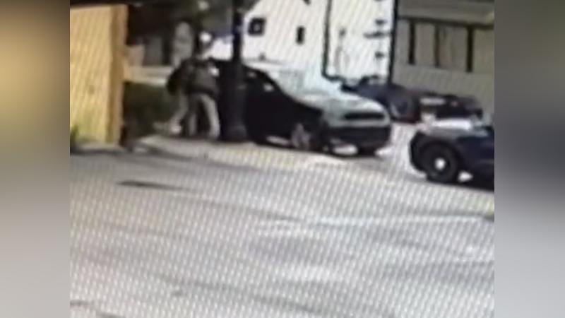 兩名ICE探員強行將男子拉下車(圖/達志影像路透社)