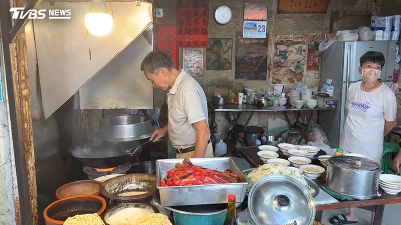 台南知名「阿江鱔魚意麵」,在地飄香48年,日前原本已宣布退休,但近期老闆帶來好消息,透露後繼有人。(圖/TVBS)