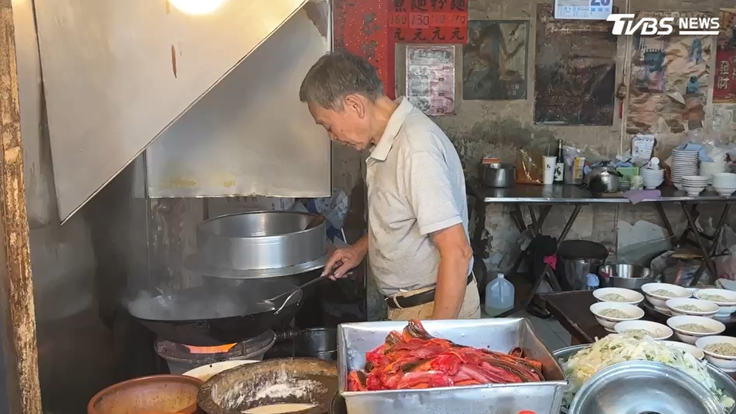 台南知名「阿江鱔魚意麵」,飄香48年,如今73歲老闆年事已高,宣布退休,引爆饕客排隊,有人開門前1小時先卡位(圖/TVBS)