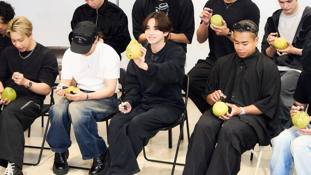 吉野北人(中)秀出手中畫好的柚子,他畫的是自己設計的小豬。(圖/LDH愛夢悅提供)