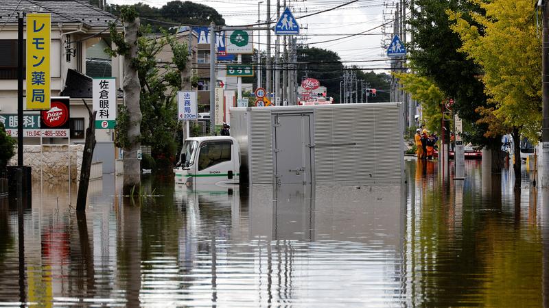 日本千葉縣「印旛沼」發生堤防潰決,引發周邊嚴重淹水。(圖/達志影像路透社)