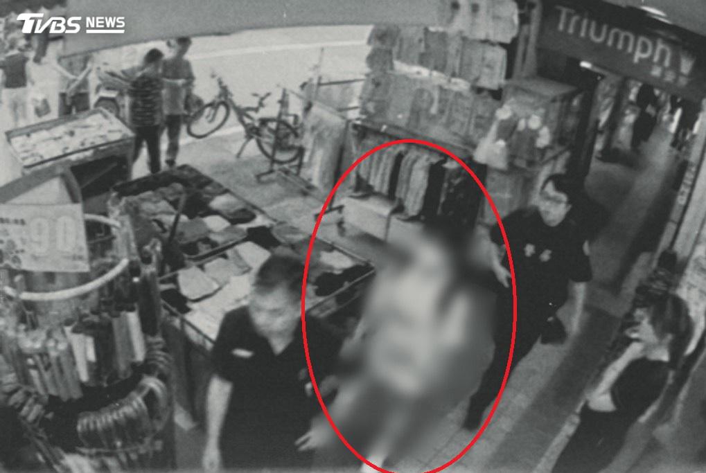 涉事的國三生被警方帶走。（圖／TVBS）