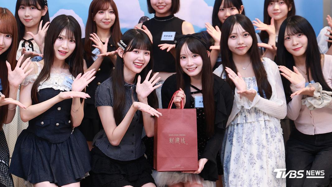 TPE48林于馨(右三)代表團體送月餅。(圖/黃城碩攝)