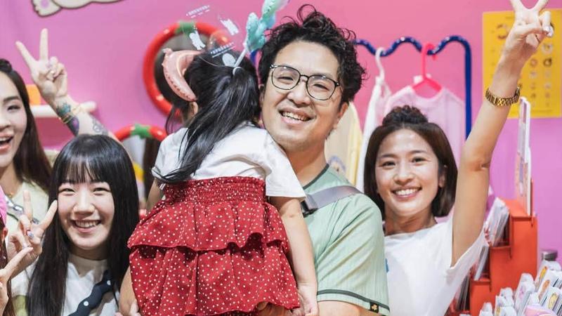 民進黨台北市長參選人沈伯洋爆料女兒「小麻糬」對他的「選戰督導」。(圖/翻攝自沈伯洋臉書)