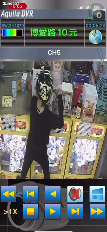 嘉義市區多間娃娃機店遇到竊賊,深夜闖店家偷走機台上的戰鬥陀螺。(圖/TVBS)