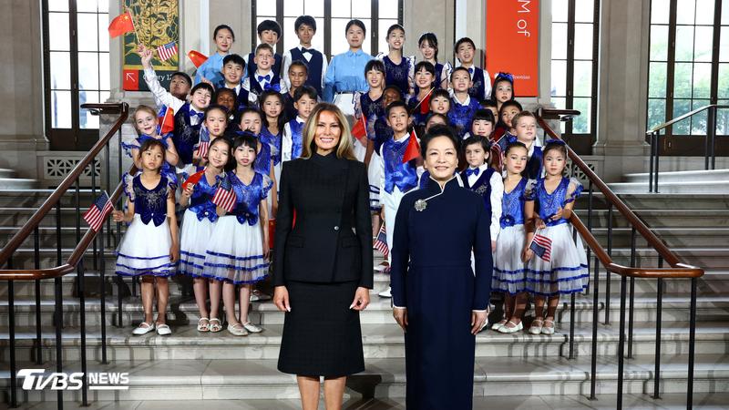 梅蘭妮亞(Melania Trump)陪同習近平夫人彭麗媛參觀史密森尼學會的國立亞洲藝術博物館。(圖/達志影像路透社)