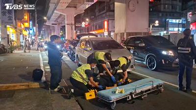 中和女過馬路遭撞!「捲入車底慘遭拖行」 4熱心民眾緊急抬車救人