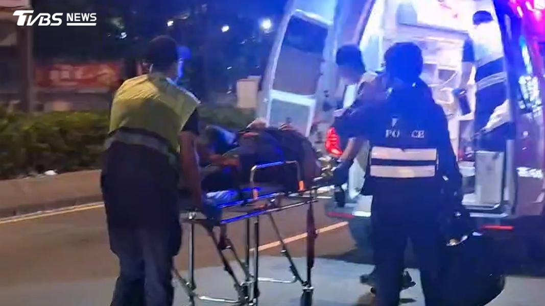 4名熱心民眾合力將受困車底的張女救出,隨即由救護人員送往雙和醫院治療。(圖/TVBS)
