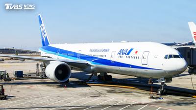 右側發動機失靈!全日空客機「迫降沖繩」釀3傷 乘客滑梯逃生