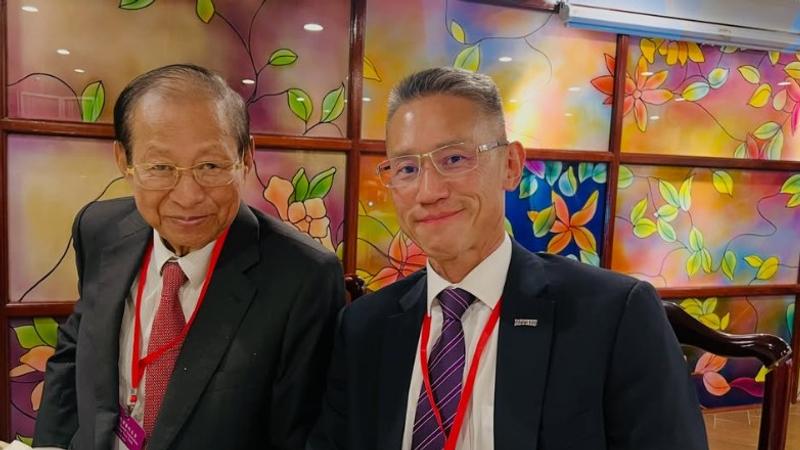 清大校長高為元(右)遭中研院士連署逼退。(翻攝自@w.johnkao Instagram)