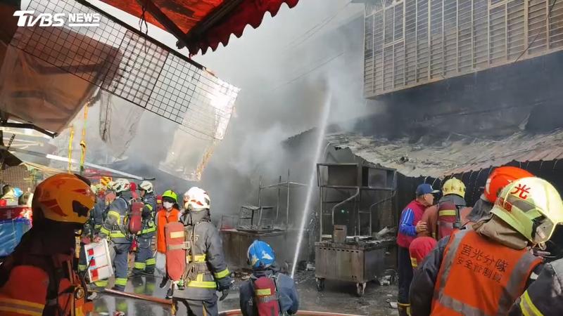 快訊/連假首日惡火!新莊金紙店清晨「全面燃燒」 11人送醫