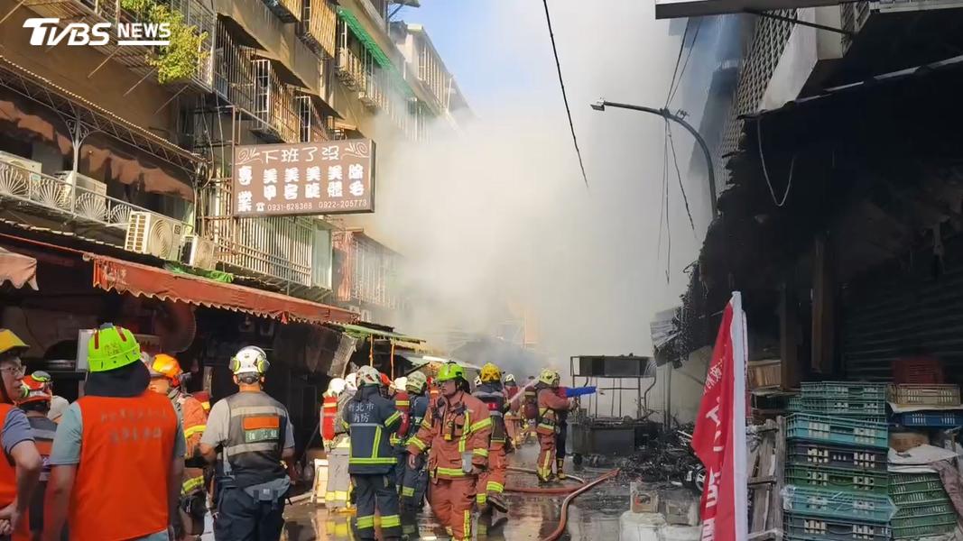 新北市新莊區八德街今天(25日)清晨發生火警。(圖/TVBS)