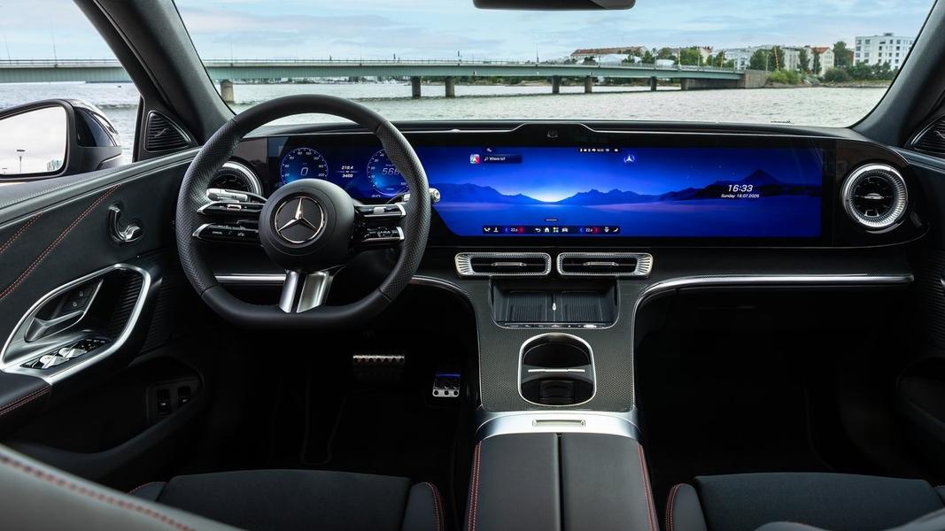 內裝有貫穿整個中控儀表的39.1吋MBUX Hyperscreen超大螢幕。(圖/Mercedes-Benz提供)