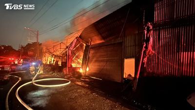 台南永康回收場深夜火警!狂燒5hr才撲滅 鄰近工廠遭波及