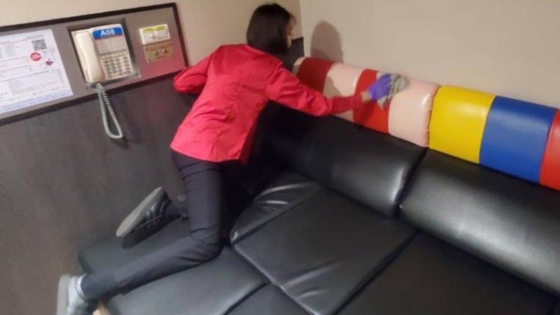 U2僅3成認真看電影?網怨沙發黏黏「都蓋棉被純聊天」。(圖/翻攝自U2電影館臉書)