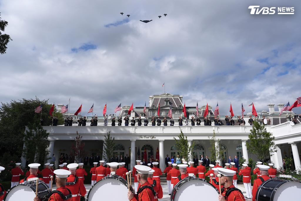 身穿歷史服飾的部隊列隊、軍樂演奏,以及戰機和轟炸機飛越白宮上空(圖/達志影像美聯社)