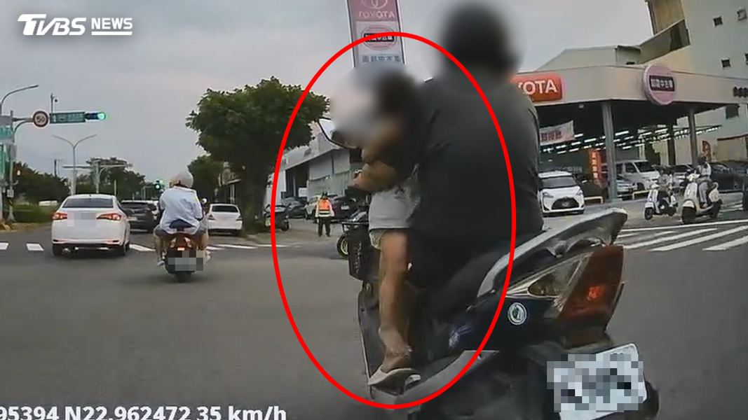 台南家長抱幼童騎車「腳懸空晃呀晃」!小孩好奇抬頭 險象環生(圖/翻攝 threads@ dannic6606)