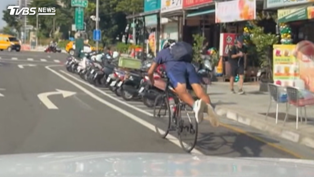 高雄一名騎士被民眾拍下,腳踏車不好好坐著騎,居然是趴著騎,加昌派出所所長表示該名騎士行為已違規,分局將加強巡邏,並針對該慢車違規態樣取締。(圖/翻攝 threads@momo_kuo)