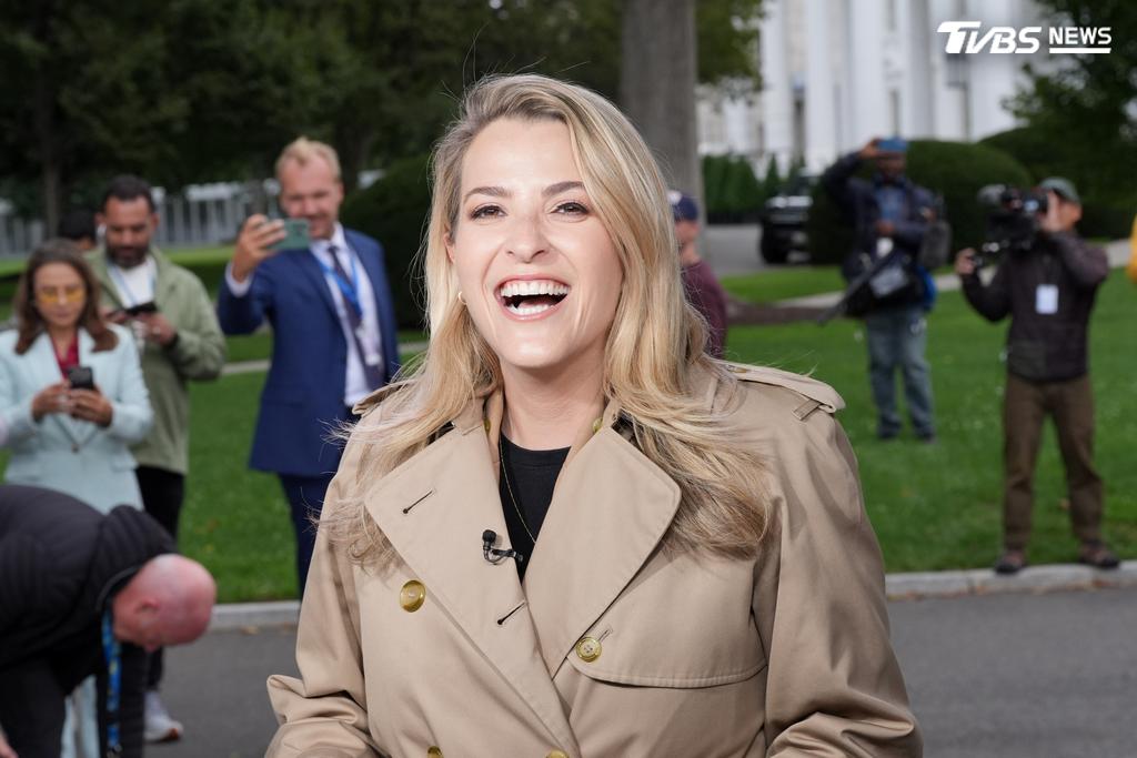 CNN資深白宮記者Betsy Klein獲聯邦法院准許重返白宮,報導期間露出笑容 (圖/達志影像美聯社)