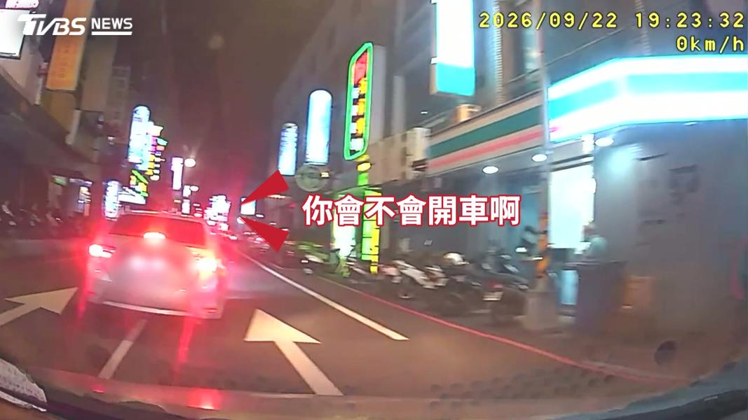 女學生指出「綠燈耶」,駕駛仍強詞奪理表示「綠燈,我轉彎耶」,完全不認為自己有錯。(圖/民眾提供)