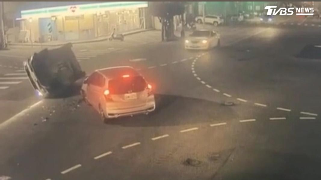 轉彎車未禮讓直行車的碰撞意外,導致一輛進口休旅車側翻。(圖/民眾提供)