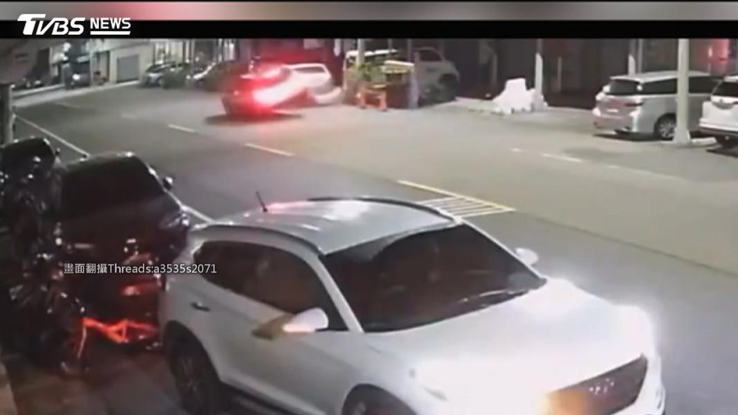 銀色車輛行經該路段時,完全未煞車便直接撞上停放路邊的白色車輛。(圖/民眾提供)