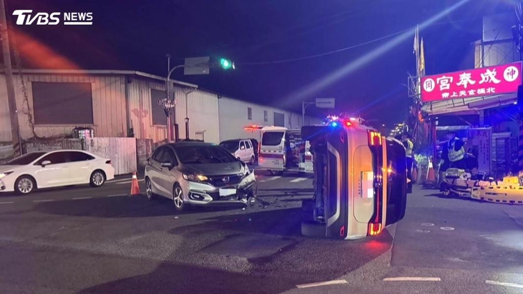 轉彎車未禮讓直行車的碰撞意外,導致一輛進口休旅車側翻。(圖/TVBS)