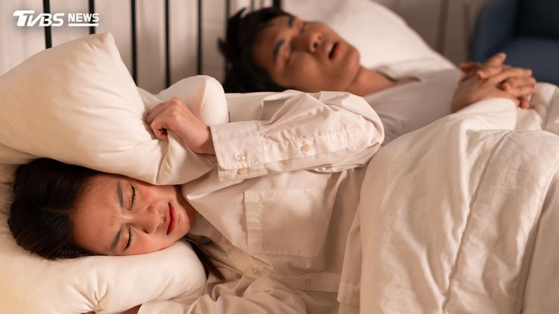 枕邊人的打呼聲往往會影響到自己的睡眠品質。(示意圖/Shutterstock達志影像)