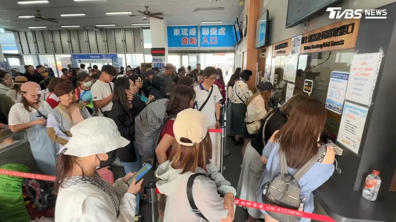 中秋連假首日東琉線塞爆!遊客擠滿碼頭,船班「加開到晚9點」仍不夠!(圖/TVBS)