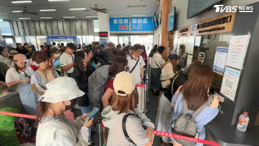 中秋連假首日東琉線塞爆!遊客擠滿碼頭,船班「加開到晚9點」仍不夠!(圖/TVBS)