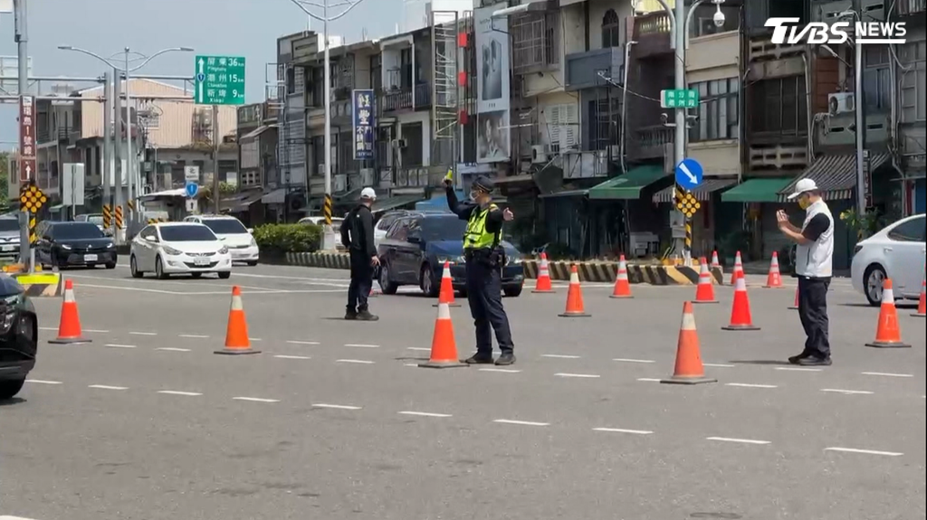南下墾丁的車流同樣可觀。針對台一線水底寮路段,上午8點20分開始實施南下調撥車道(圖/TVBS)