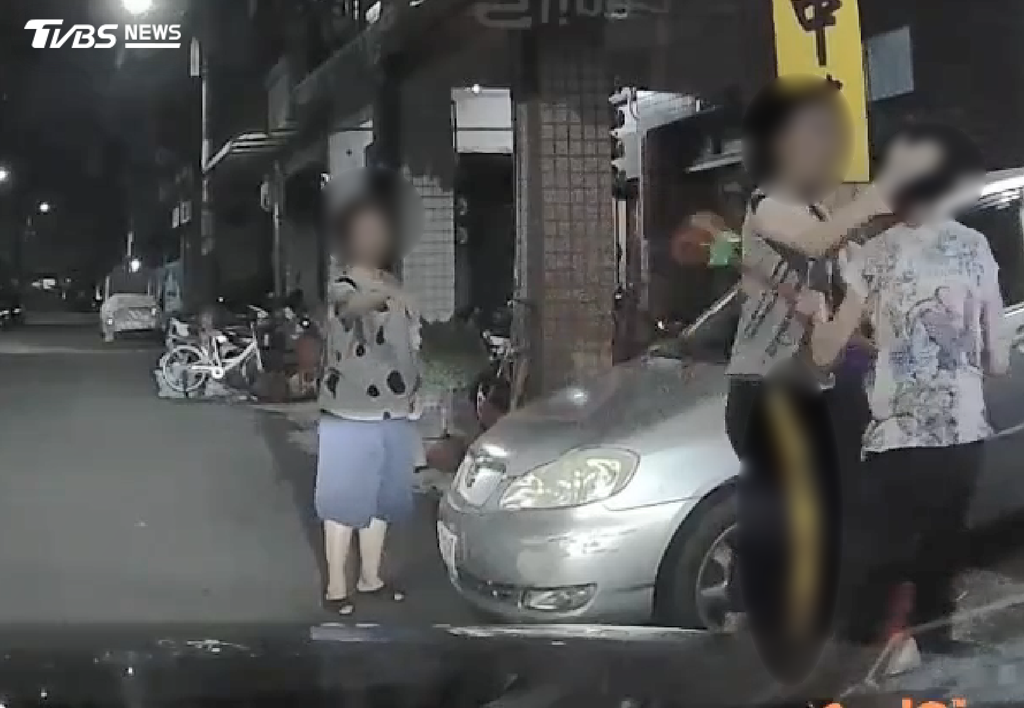 鳳山男因拖地爆衝突!掃把敲頭再巴3下 婦人反擊場面失控(圖/TVBS)