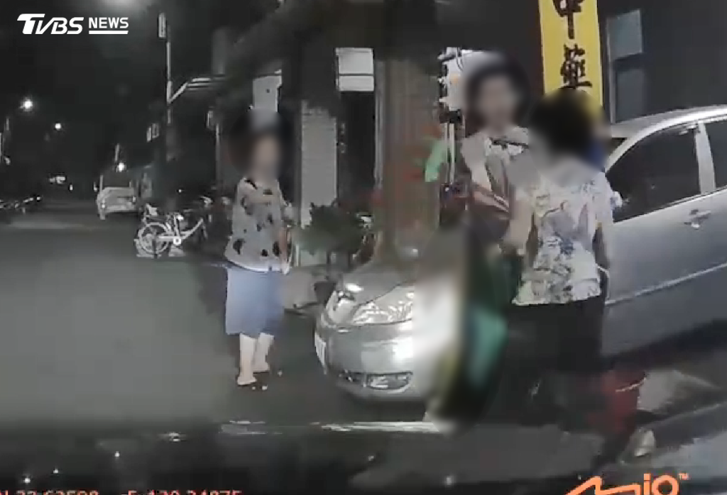 婦人也不甘示弱出手反擊,場面一度失控。(圖/TVBS)