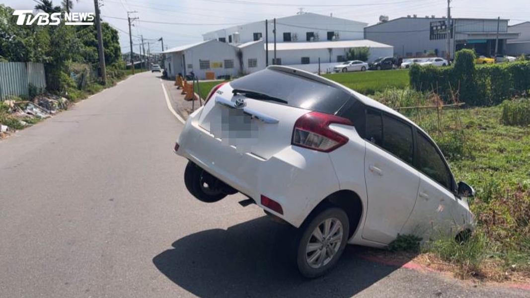 台中2駕駛「身體不適硬撐上路」 1人自撞栽田裡、1人撞爛庇護島(圖/TVBS)