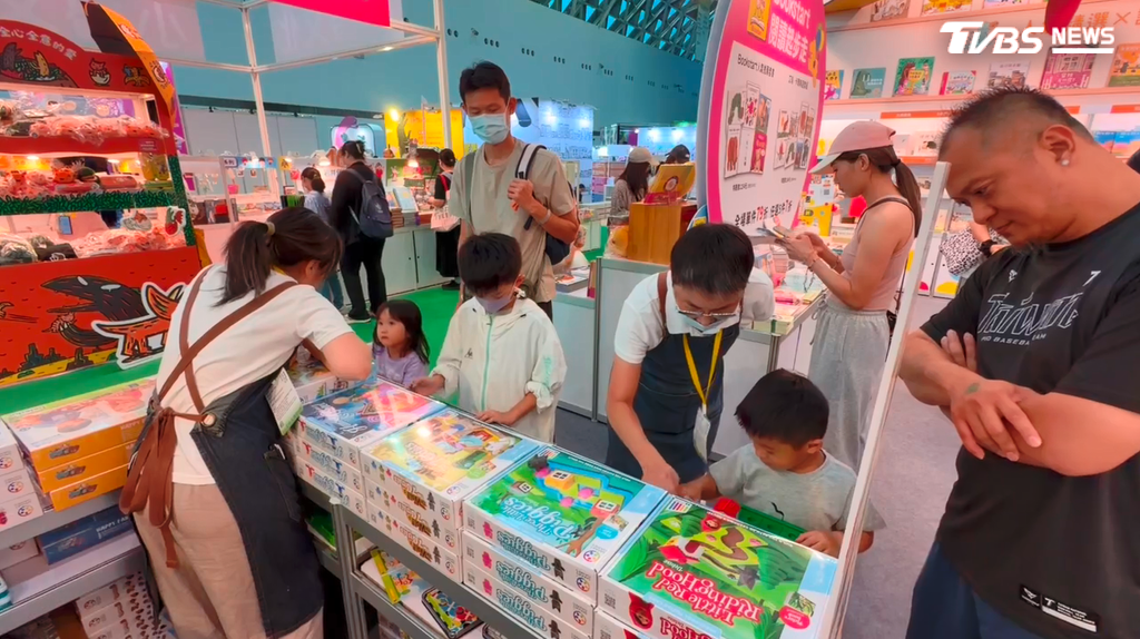 高雄展覽館舉辦的台灣國際兒少書展同樣熱鬧非凡(圖/TVBS)