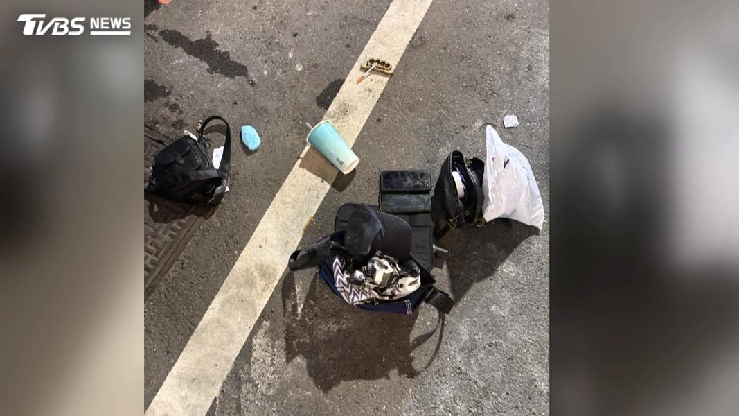 警方在車內搜出藏在菸盒內的一包海洛因,以及一把菜刀、一支電擊棒和手指虎等兇器。(圖/TVBS)