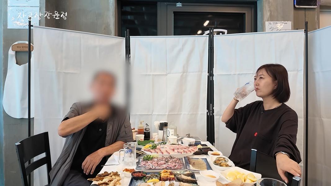 張允瀞的爸爸(左)過去曾因債務壓力而差點輕生。(圖/翻攝自장공장장윤정YouTube)
