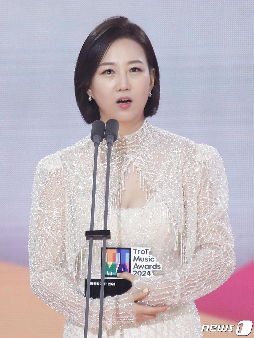父親陪伴張允瀞熬過艱難的無名時期,如今已是韓式演歌獎項的常勝軍。(圖/news1提供)