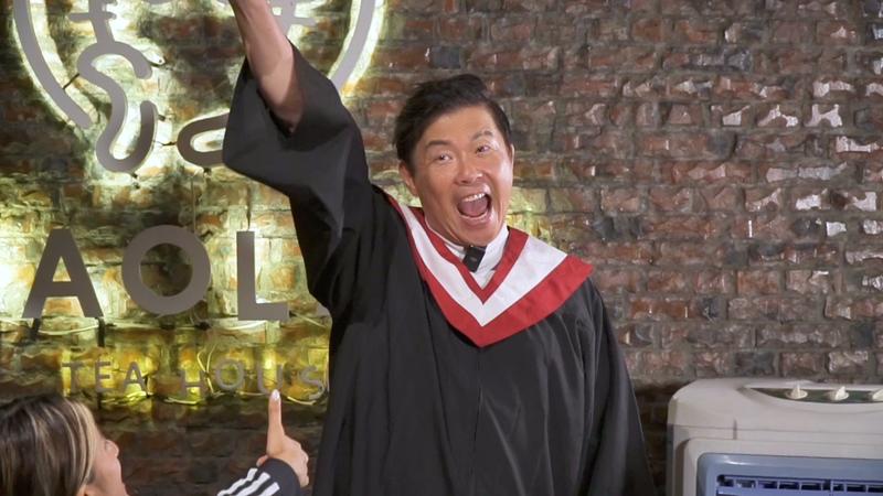 曾國城重返世新大學。( 圖/ YT頻道「你在衝啥!?」提供 )