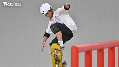 從爸爸蓋的鐵皮屋滑進亞運!12歲「滑板神童」辜泳諺逆轉摘銀
