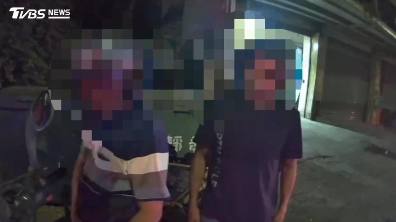 雙載機車被攔下,警方同時逮獲酒駕犯與失聯移工。(圖/TVBS)