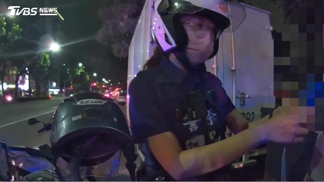 巡邏員警將兩人攔下,未料一舉查獲酒駕與失聯移工。(圖/TVBS)