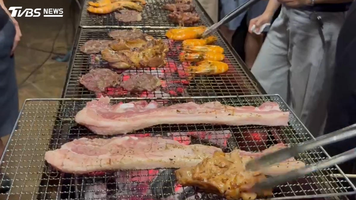 中秋烤肉「同夾生熟食」!妙齡女誤吃未熟豬肉 回家狂吐瀉3hrs