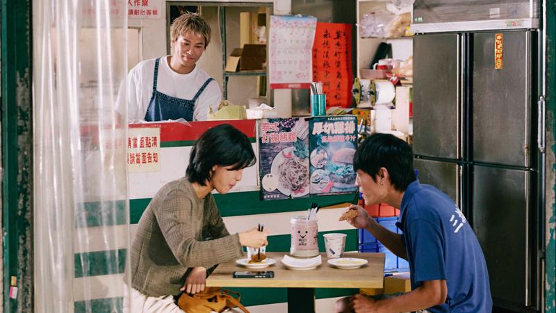 蕭景鴻在新歌MV中化身早餐店老闆。(圖/相信音樂提供)