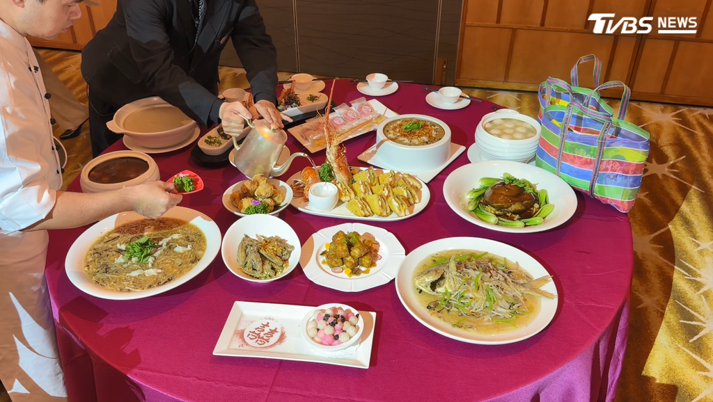 傳統辦桌菜餚，經典菜色齊聚一堂，然而圍坐同桌的並非親朋好友，而是互不相識的陌生人。（圖／TVBS）