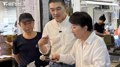 「基隆女兒」盧秀燕中秋回娘家!陪謝國樑掃市場吃美食 民眾搶合照