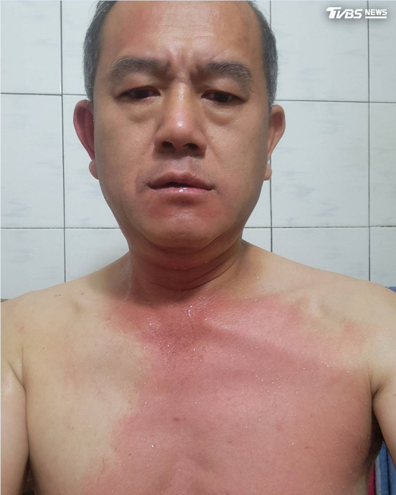 雙方在現場爆發口角衝突,女子隨後從口袋掏出辣椒水,朝里長臉部噴灑,接著雙方發生拉扯。(圖/TVBS)